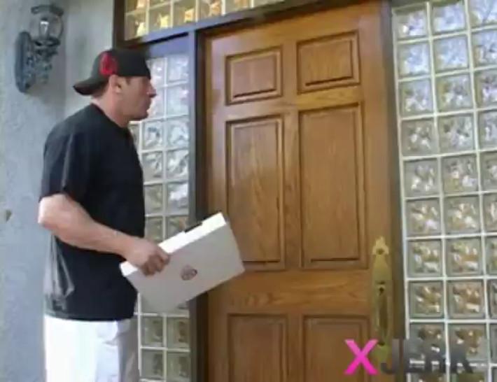 Pizza delivery guy gets paid in blowjobs
