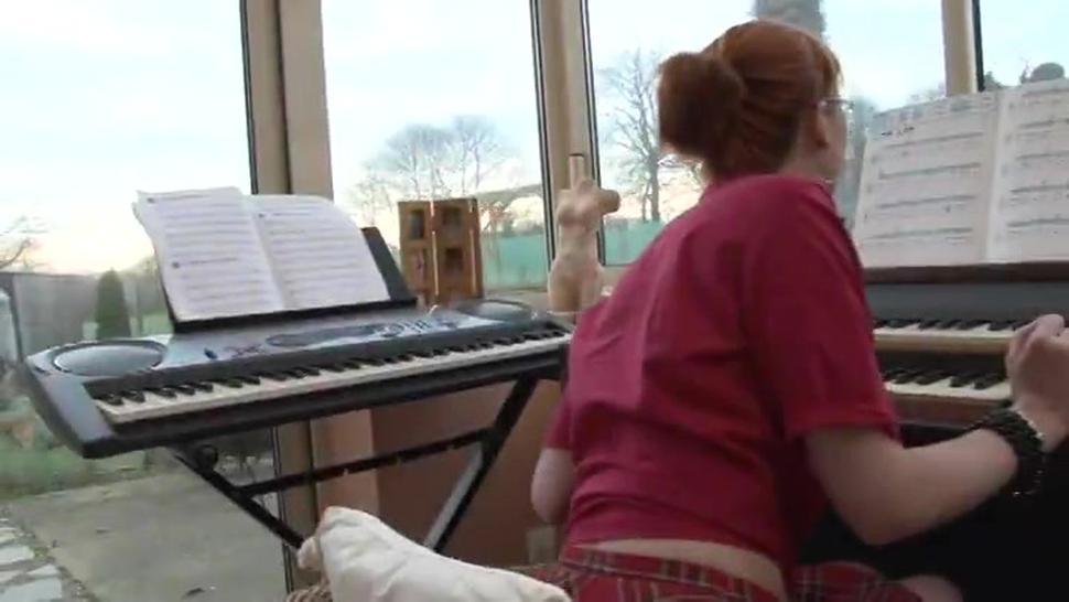 LECON DE PIANO QUI DE POUR CETTE JEUNE ROUSSE