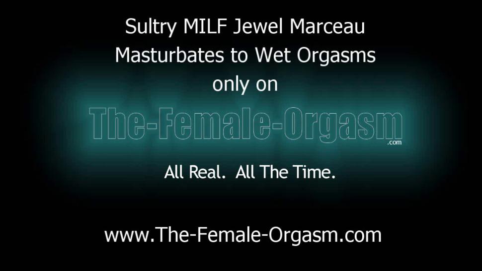 THE FEMALE ORGASM - Sultry MILF Masturbates to Trickle Squirt Orgasm