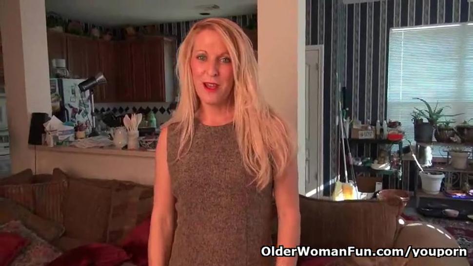 American milf Shelby lowers her pantyhose and has some fun