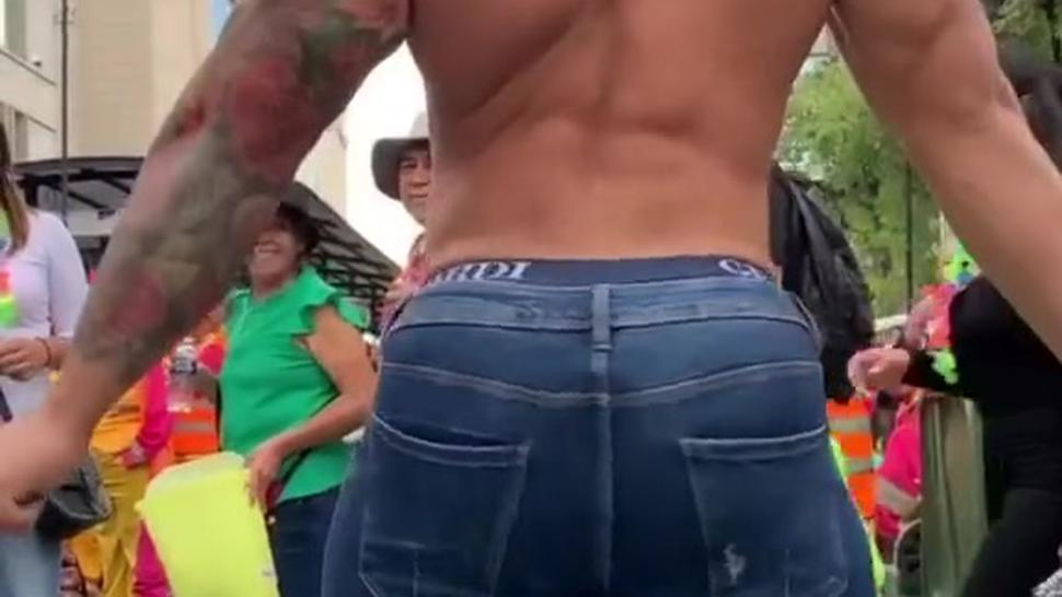 Bodybuilder Jordano García's hypnotic bum twerking in tight jeans (Gay Pride 2019)