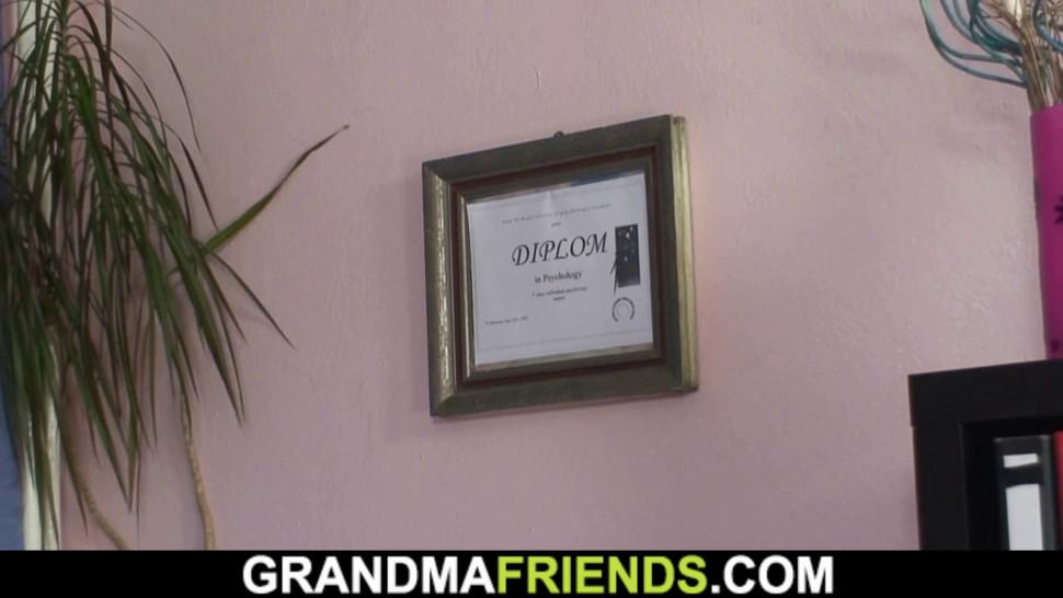 GRANDMA FRIENDS - Very old blonde grandma double penetration