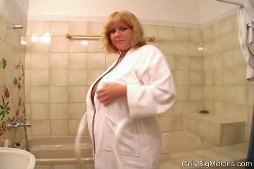 ONLY BIG MELONS - Ellen Washes Her Hooters In Shower