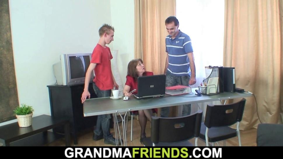 GRANDMA FRIENDS - Hairy old mature takes two cocks from both ends