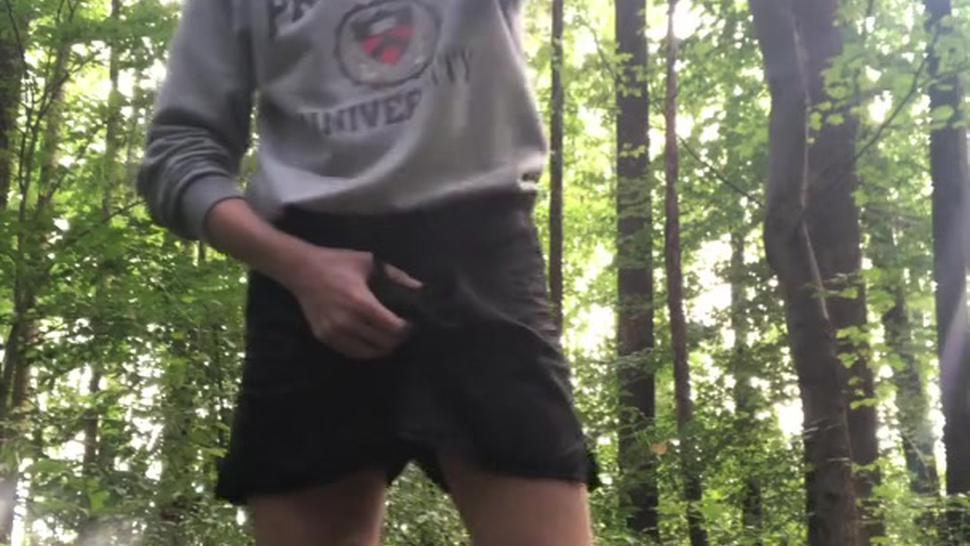 19 year old Jesse Gold jerks off outside in the woods