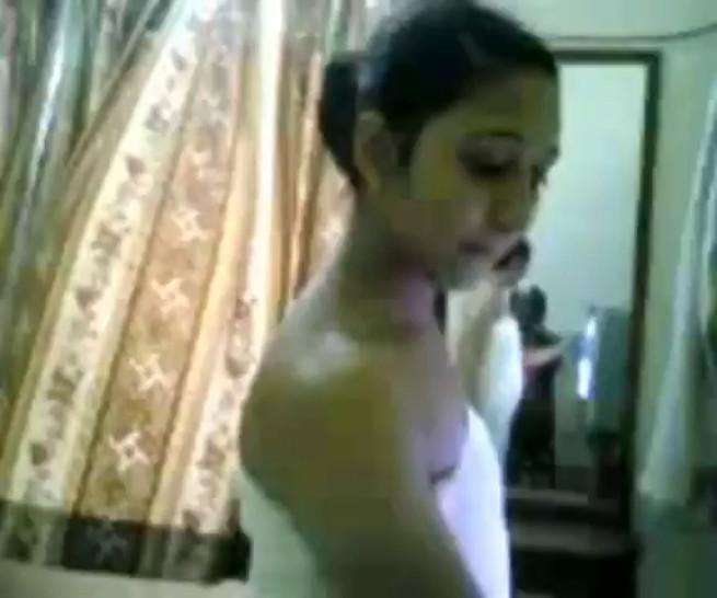 Desi college girl showing her boobs