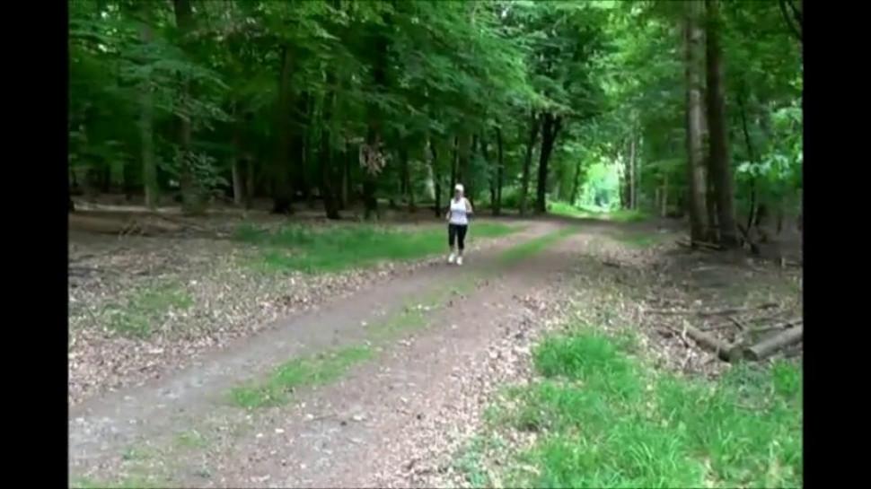 Reife Frau will im Wald Gefickt werden - video 1