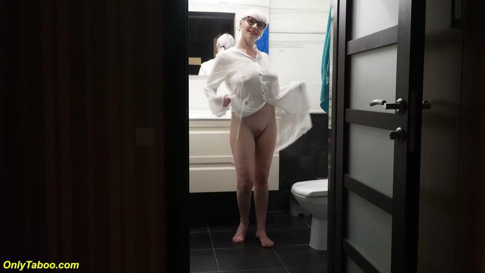 ONLYTABOO - crazy stepmom first naked bathtub video