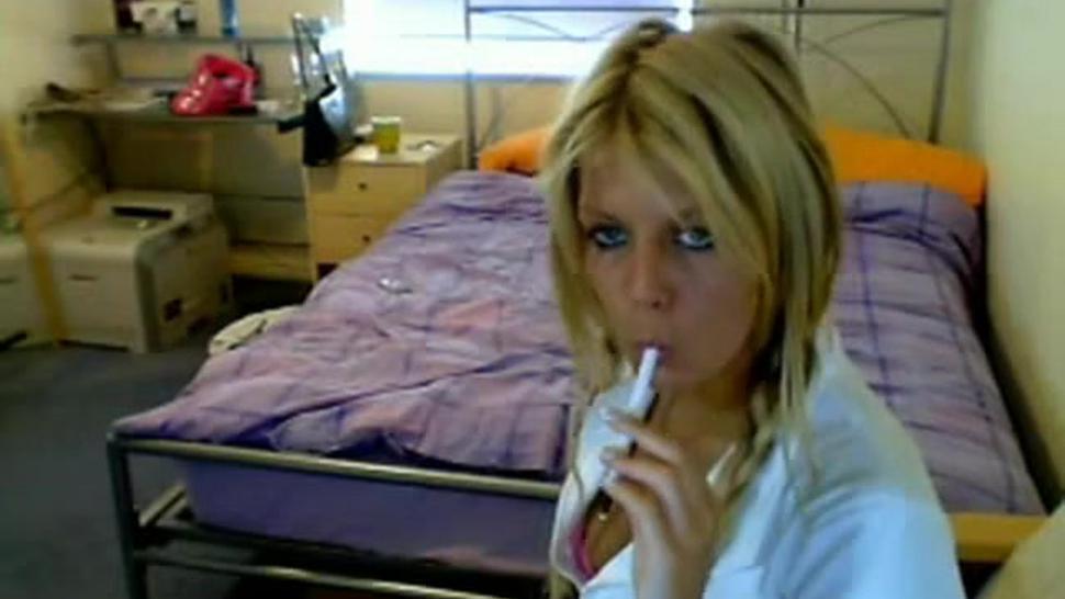 blonde webcam bitch masturbating