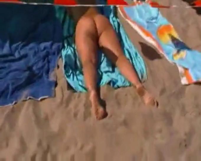 Lisa receives a present in her pussy on the cap adge beach - video 1