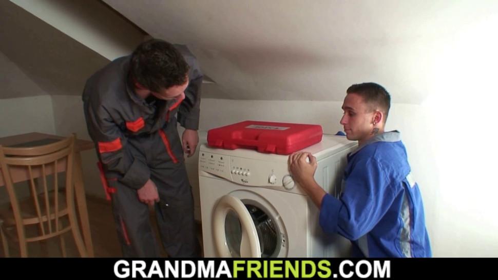 GRANDMA FRIENDS - Old grandmother spreads legs for two men