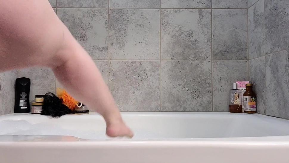 Tattooed emo girl gives head to new toy in the tub