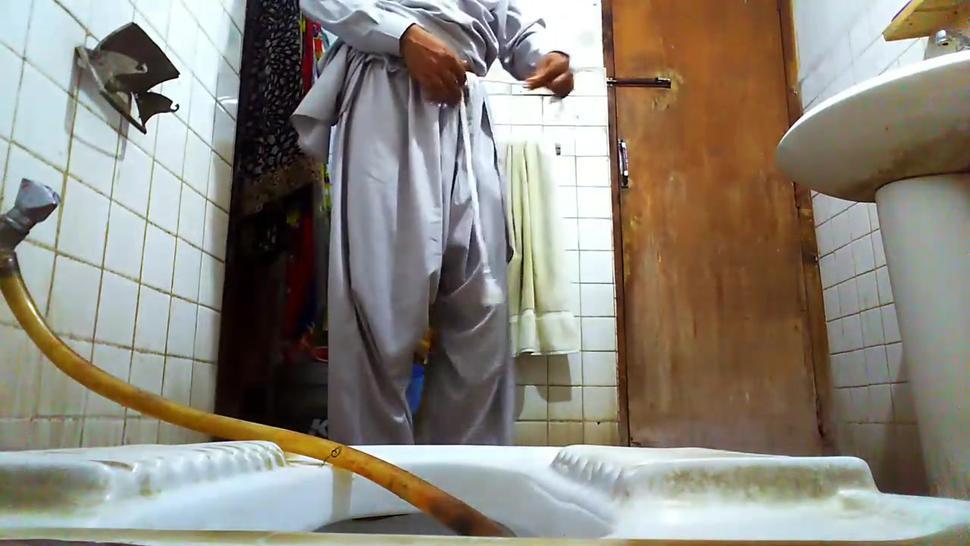 pakistani gay pissing in toilet