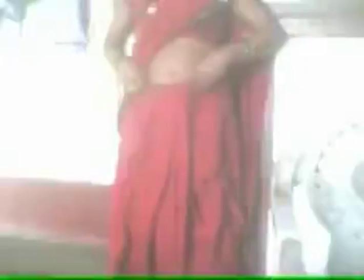 Hot Indian Aunty adjust her Saree & Show her Boobs to her BF
