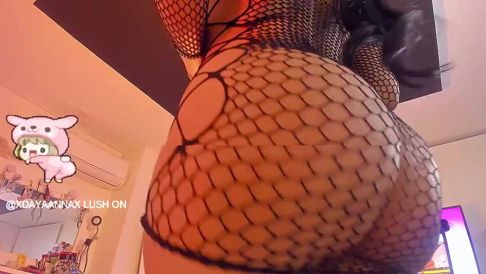 Colombian camgirl teasing you with her massive ass