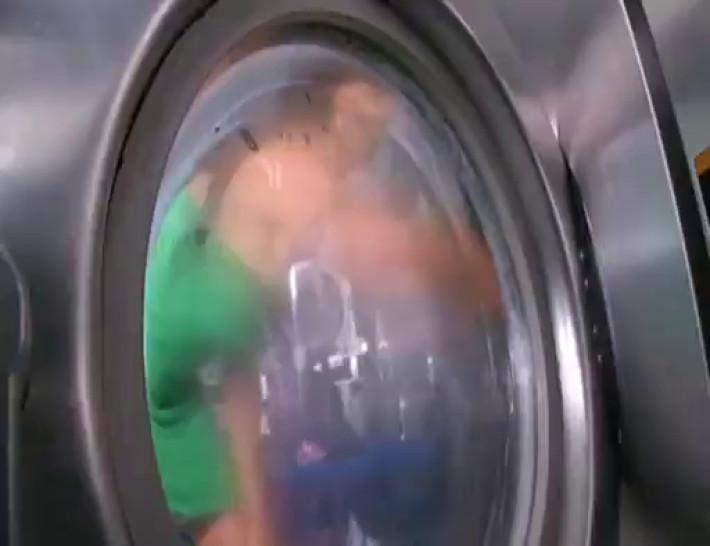 Fine Cougar Jewels Jade Gives Up The Ass In The Laundromat