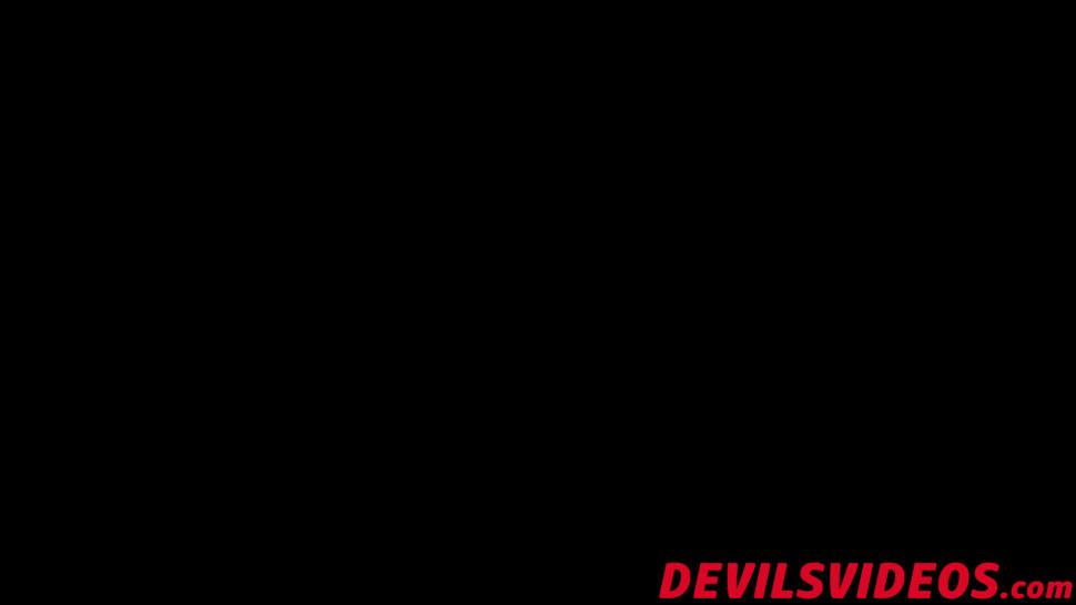 DEVILS VIDEOS - Experienced mature guy ass fucks hairy babe in bed