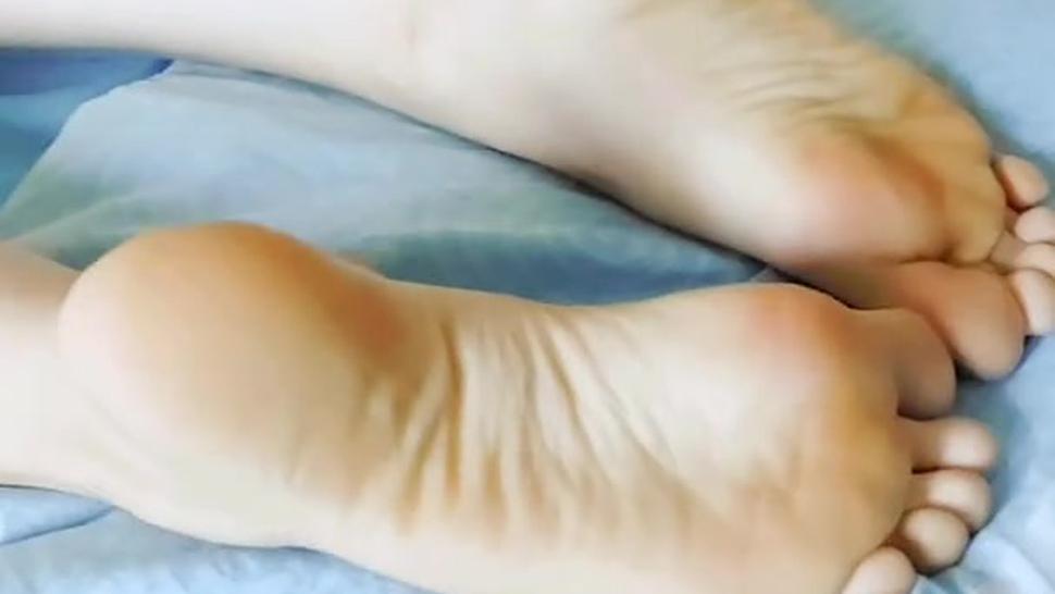 Showing her soles, soft tickling, she didn't know i'm recording