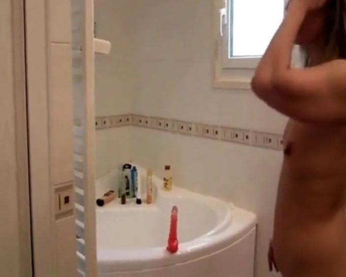 Lisa playing at the bathroom - video 1