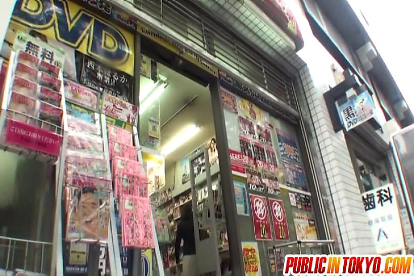 PUBLIC SEX JAPAN - Japanese milf likes public blowjob