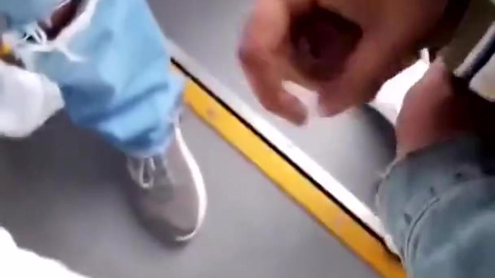 Novinhos batendo punheta no metrô