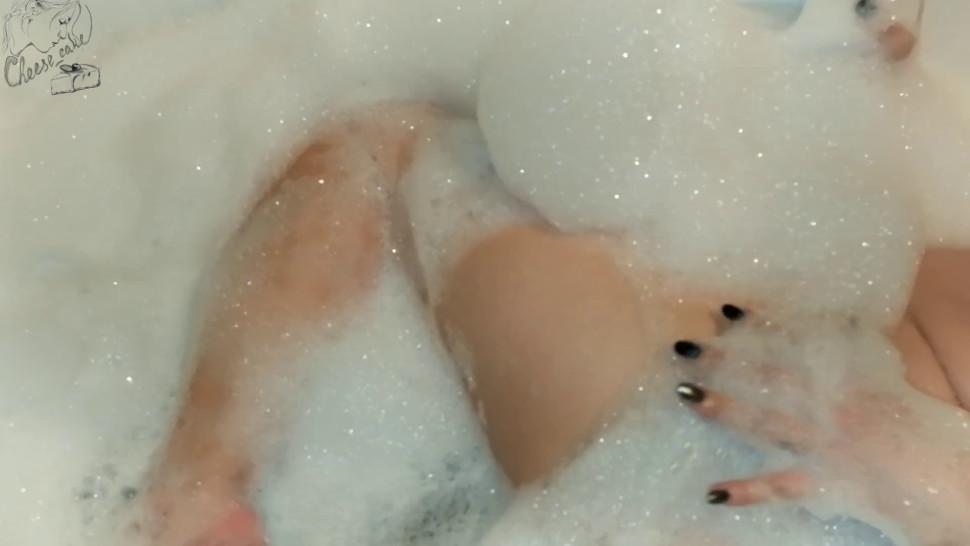 Lover to take a Bath and Play with her Pussy))