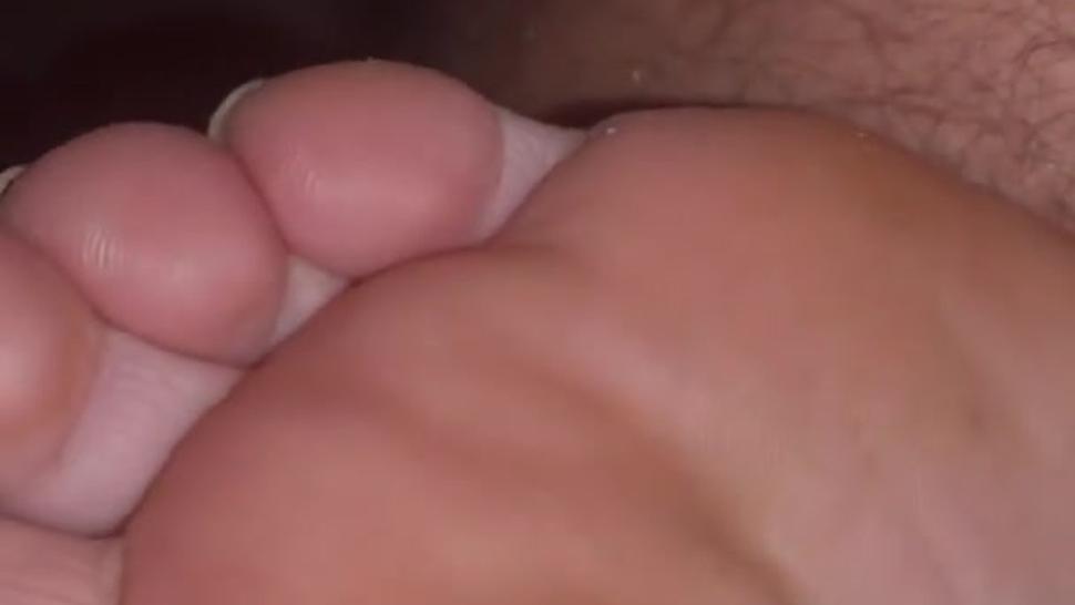 FOOT FETISH MILF TICKLING AFTER PARTY! CANDID FEET SPY CAM
