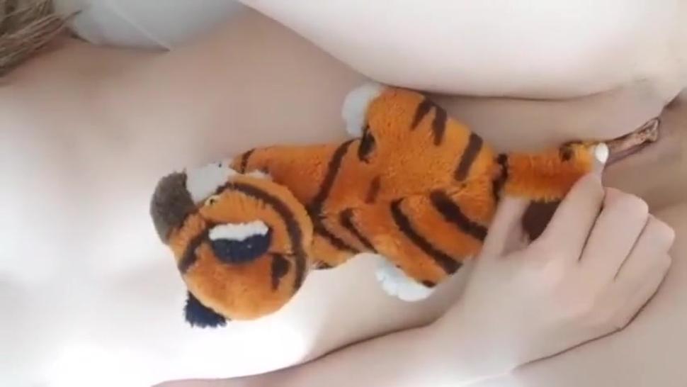 Homemade girl masturbate with toy