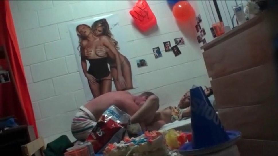 College sweetheart enjoying oral sex at dorm room orgy