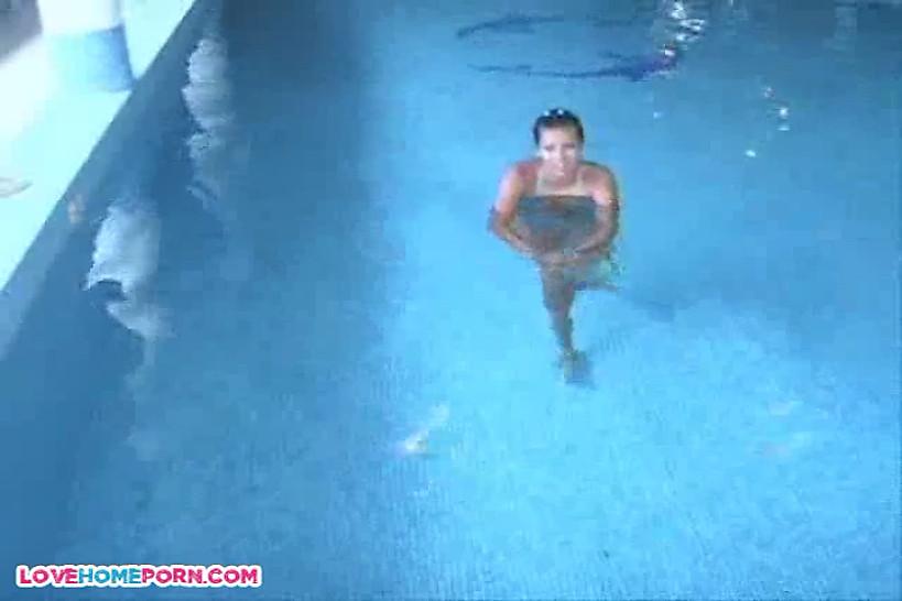So sexy brunette girlfriend make a hot swimming pool blowjob