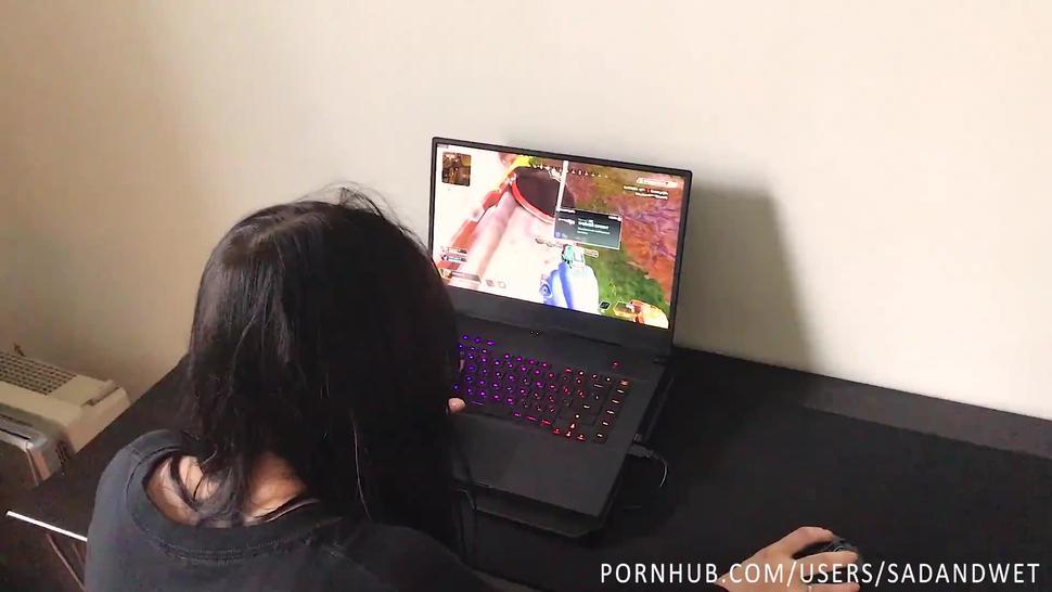 Gamer girl fucked by best friend while playing apex legends during quarantine, massive oral creampie
