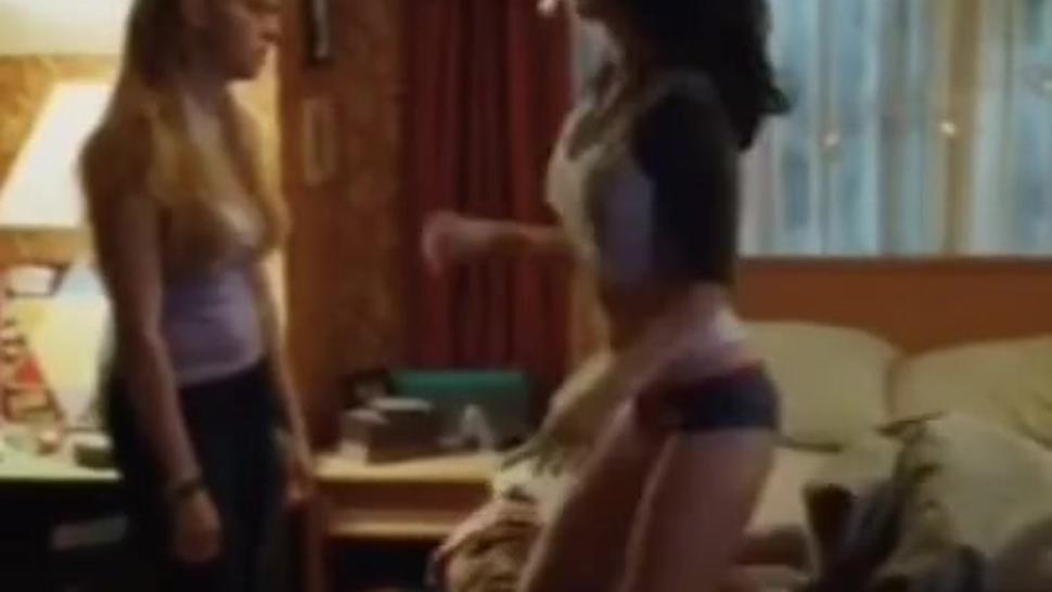Megan fox and Amanda seyfried lesbian scene- Jennifer’s body
