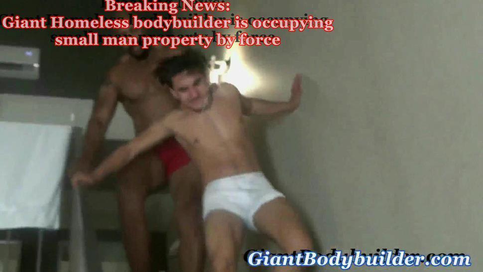 The bodybuilder homeless, now the small young guy spent the night with the huge giant !