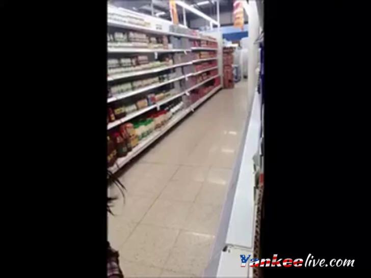 elle s exhibe au magasin - video 1