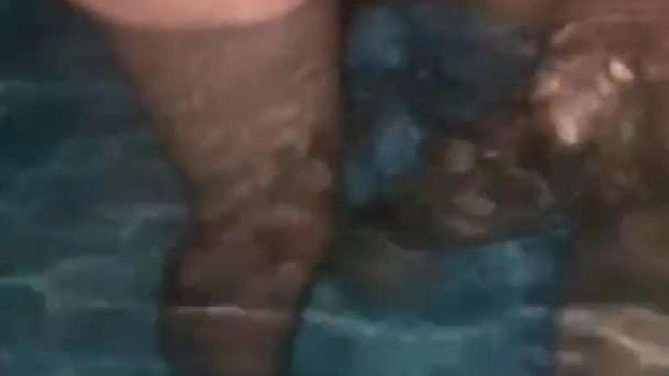 Mom records step daughter and bf getting head in the pool