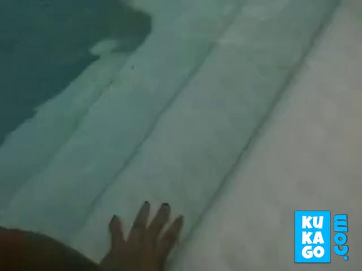 Young Girl Gives Boyfriend Blow Job In Pool