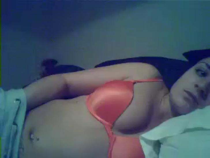 Fingering her pussy in ben on her webcam