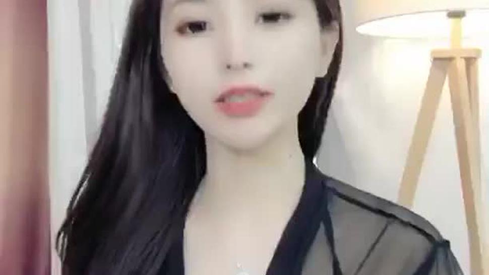 Chinese girl masturbates on webcam