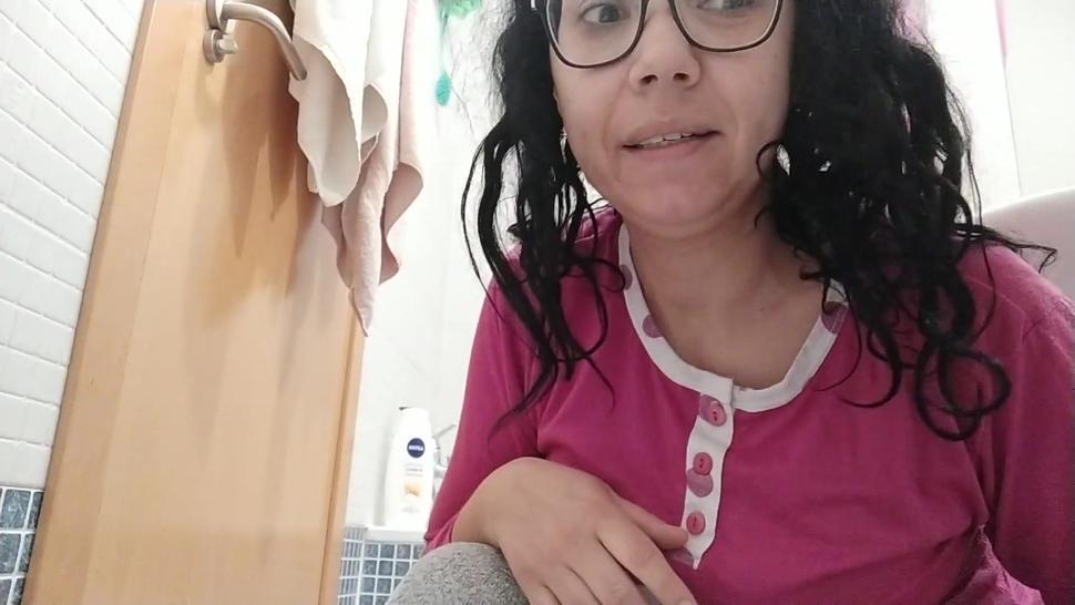 MILF espan?ola curvy se masturba en la ducha con el agua que sale de la alcachofa. Duchaja caliente