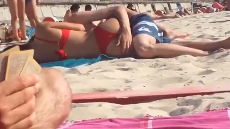 Masturba a su novia en plena playa