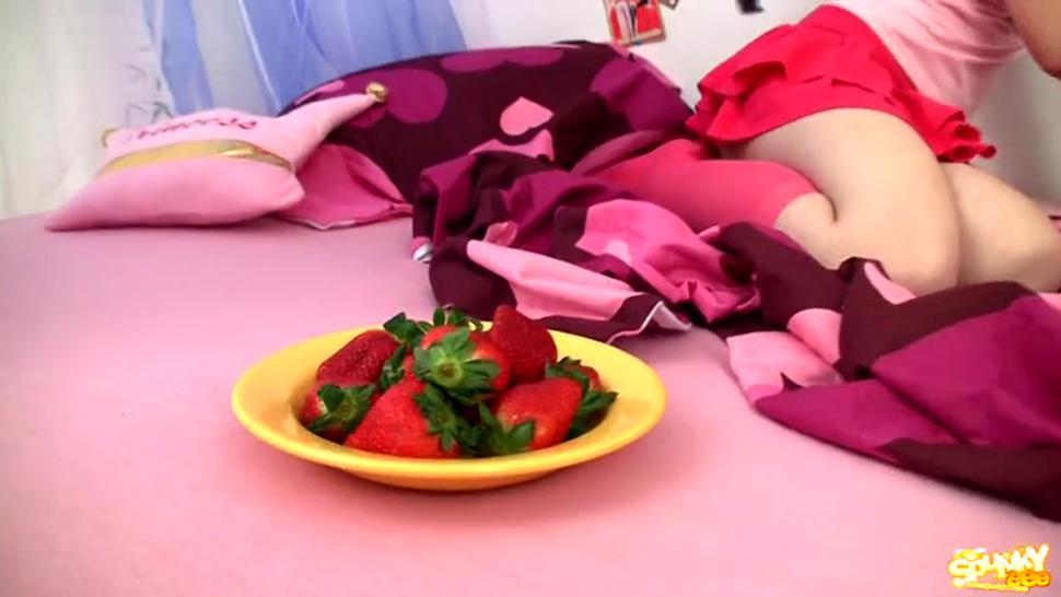 Naked Teen And The Bowl Of Strawberries - Abigaile Johnson