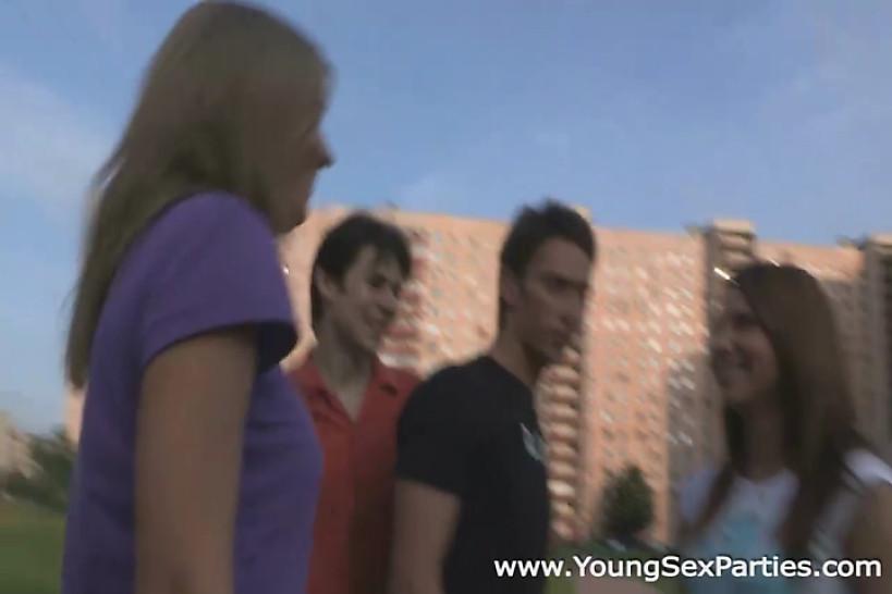 YOUNG SEX PARTIES - Teen couples share sex experience