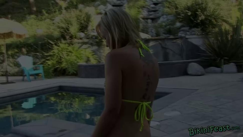 Foxy Blonde Strips Off Her Bikini to Masturbate