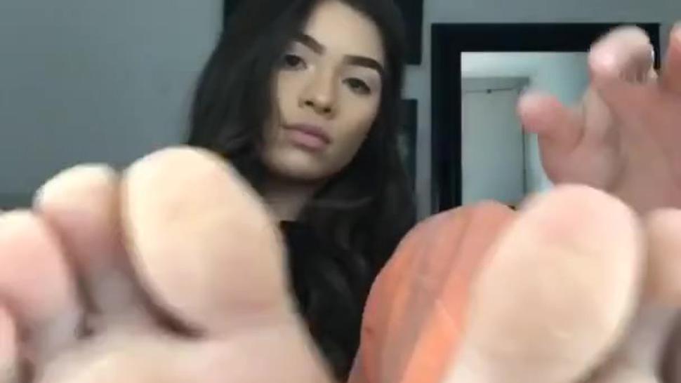 Teen Latina shows her sexy size 9 soles