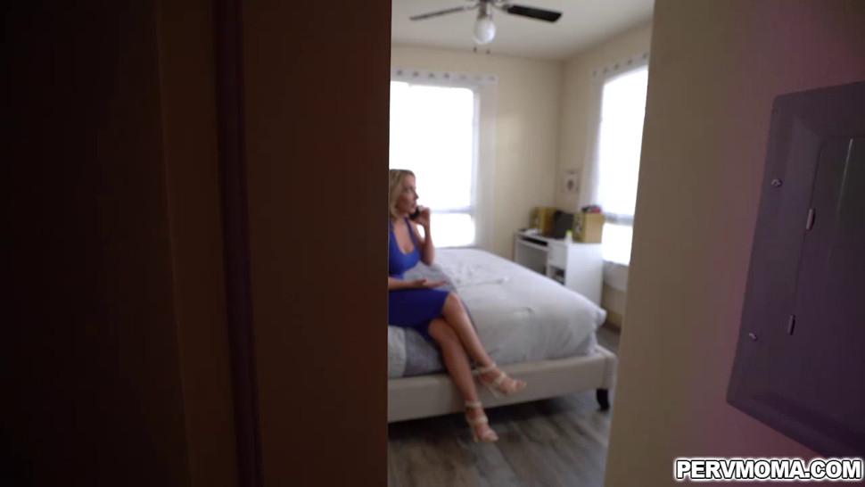 Richelle Ryan plays with stepsons peen while on the phone