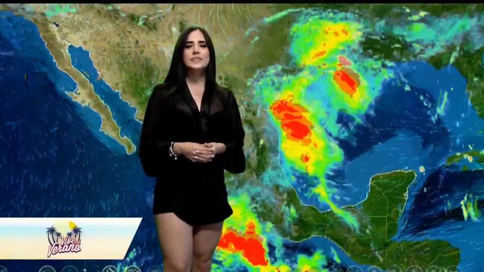 Mariana Yanar culona en minifalda y blusa transparente HD