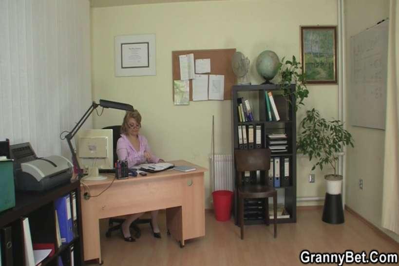 GRANNYBET - Office lady gives head and gets nailed at the table