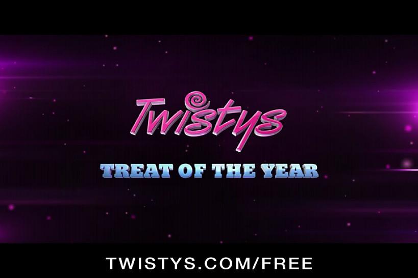 Twistys - Big-tit brunette babe Taylor Vixen fucks herself