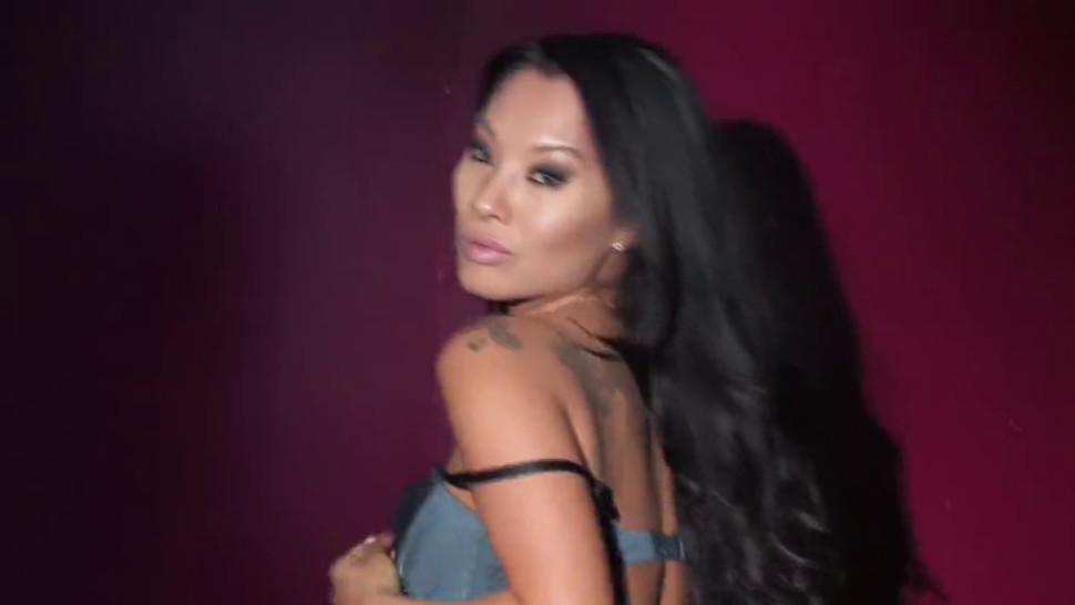 London Keyes and Avy get nasty with each other