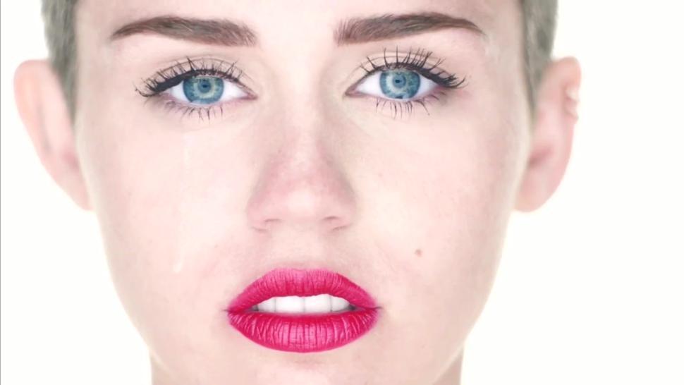 Miley Cyrus - Wrecking Ball (2013) ORIGINAL No censored !